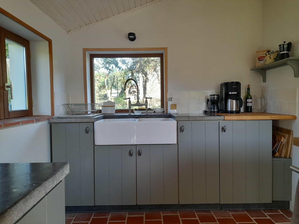 landelijke keuken met porseleinen spoelbak