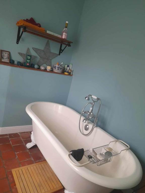 badkamer 1 (met ligbad en lavabo)