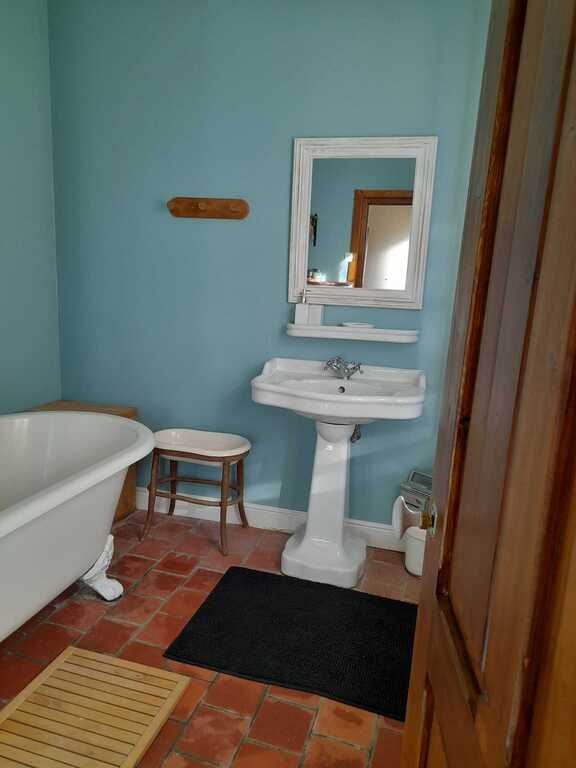 badkamer 1 (met ligbad en lavabo)