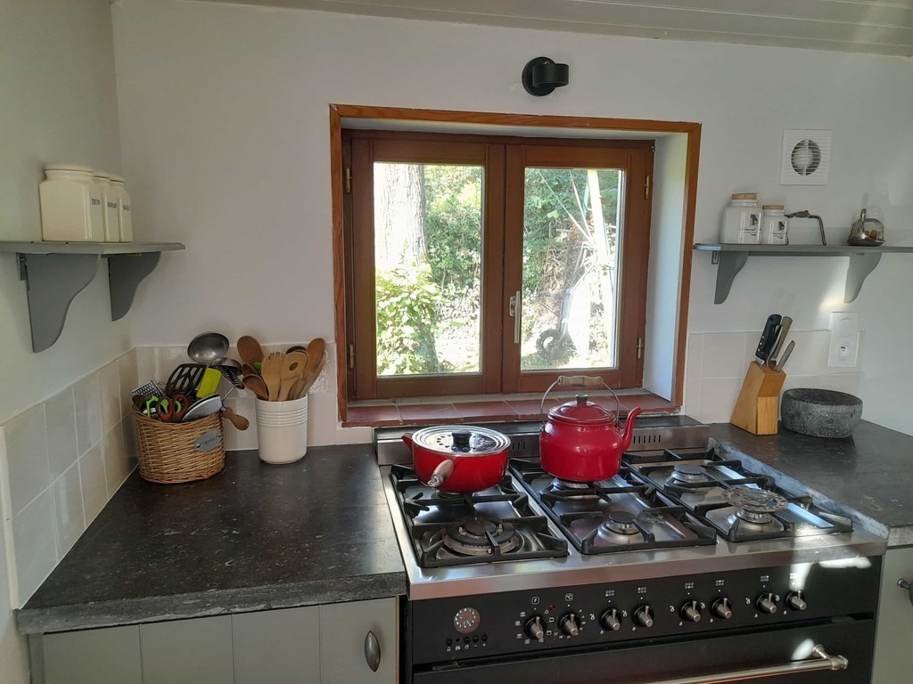 landelijke keuken met elektrische oven en gasfornuis 