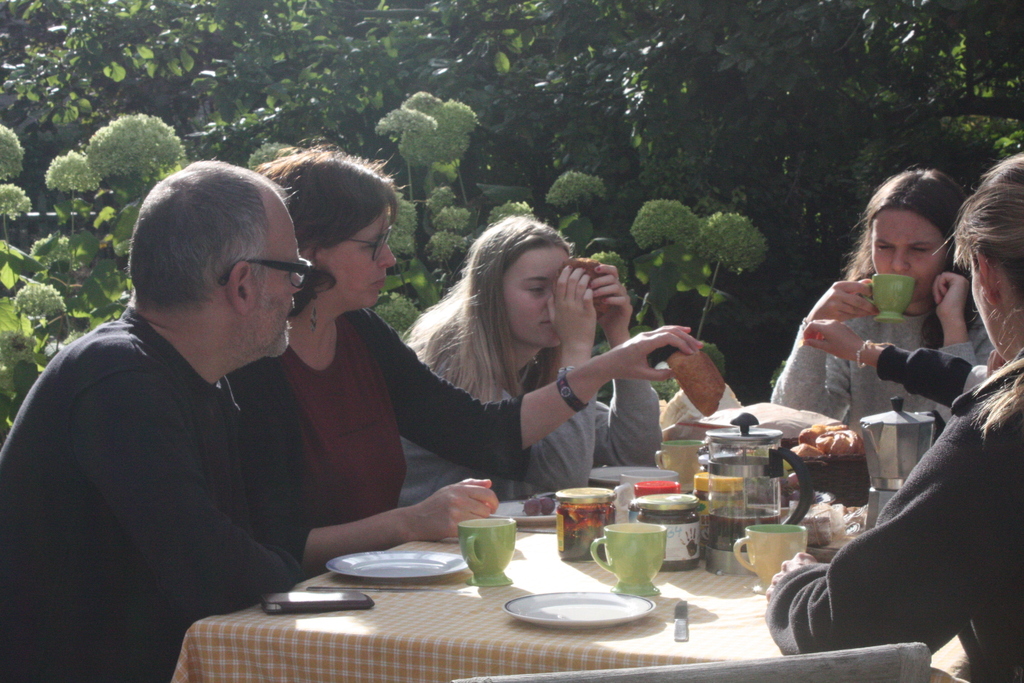gezellig buiten eten op het terras