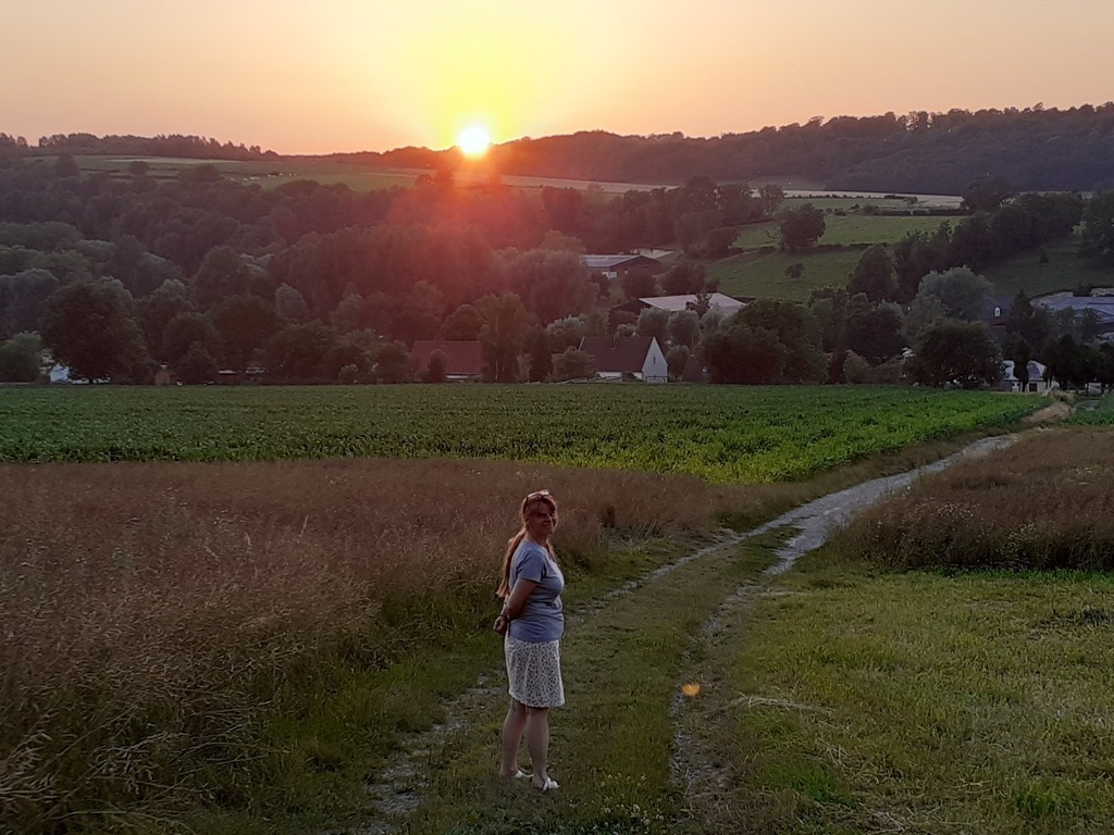 zonsondergang met zicht op Larre, op 10 min stappen 