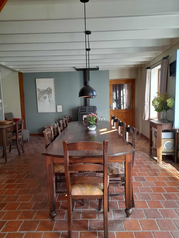 ruime eetplaats (met lange tafel, zithoek en open keuken) - lekker fris in de zomer