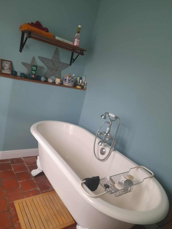 badkamer 1 (met ligbad en lavabo)