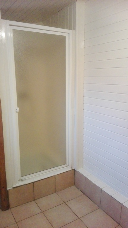 badkamer 2 (met douche en lavabo)