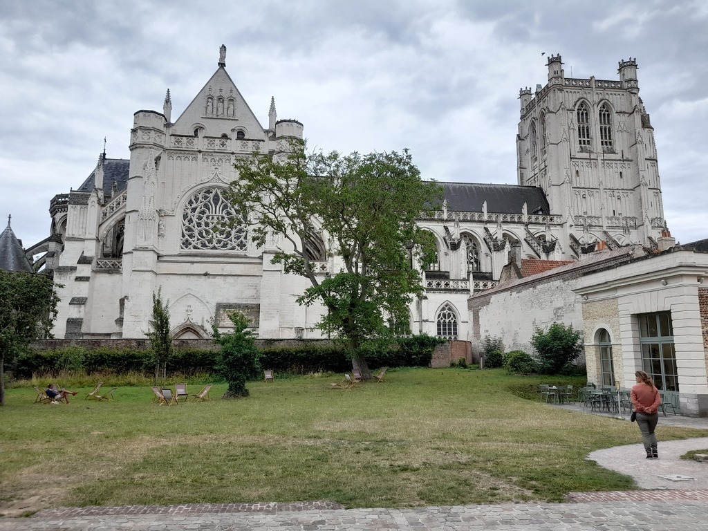 Kathedraal van Saint-Omer (20 km) met gezellige tuin en theesalon