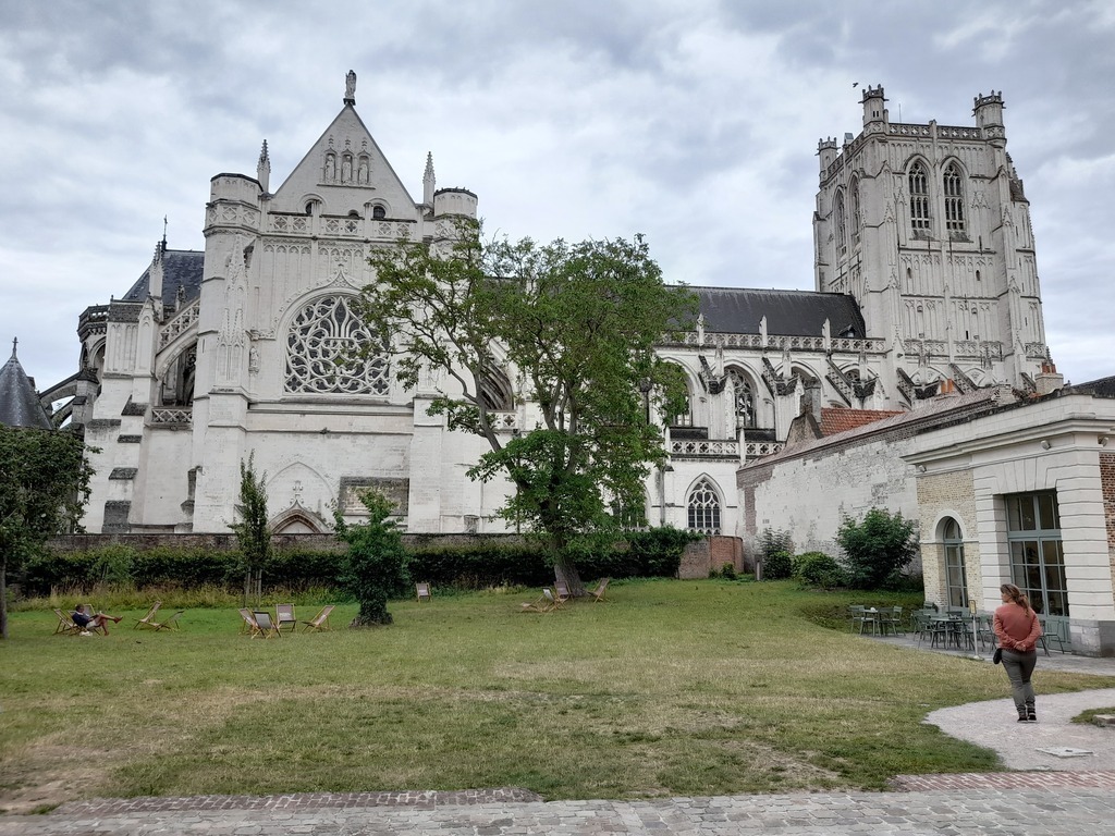 Kathedraal van Saint-Omer (20 km) met gezellige tuin en theesalon