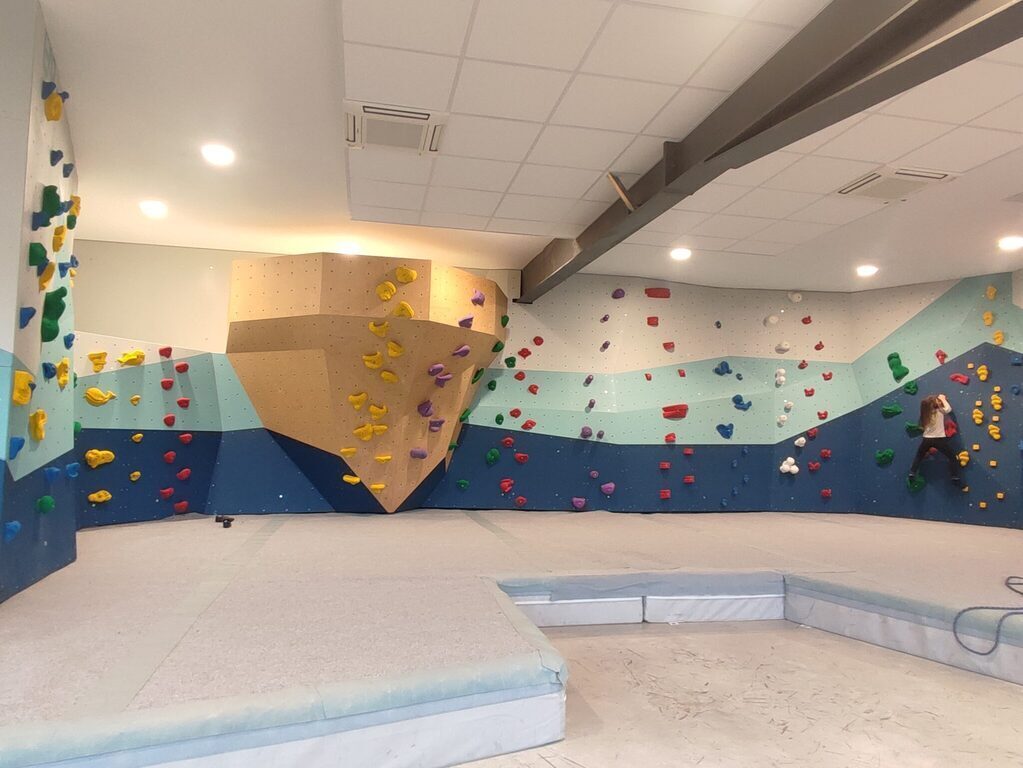 Climbing possibilities at B Wall in Lorient