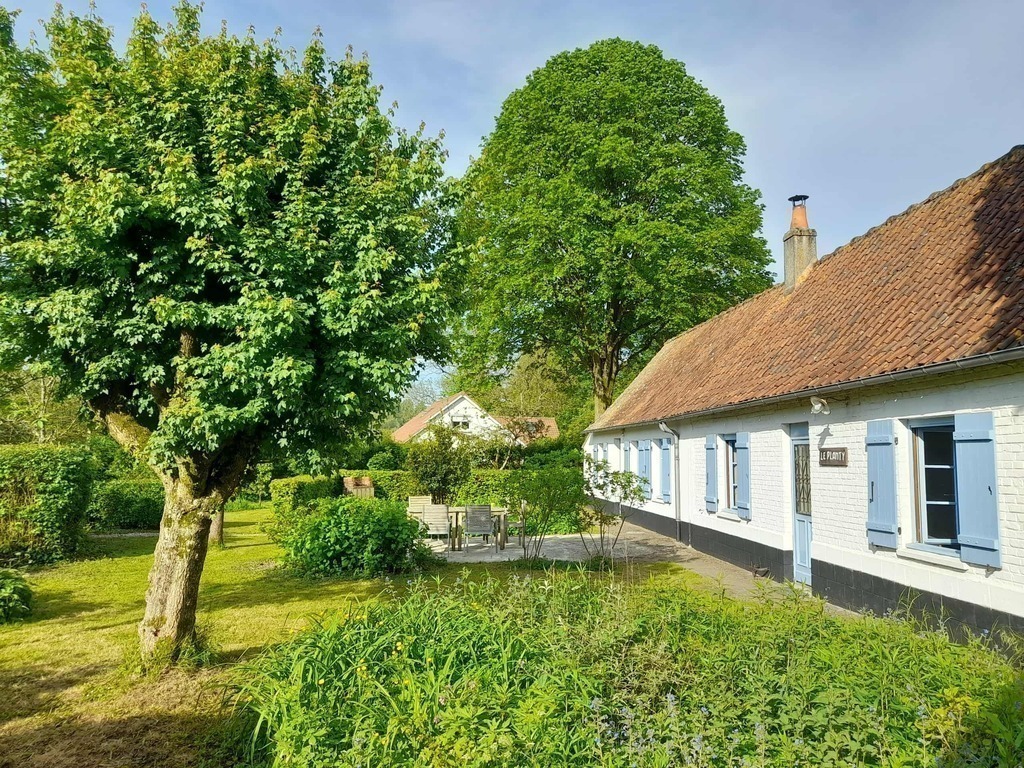 Ons huis 'Entre les deux' staat tussen twee grote lindes.