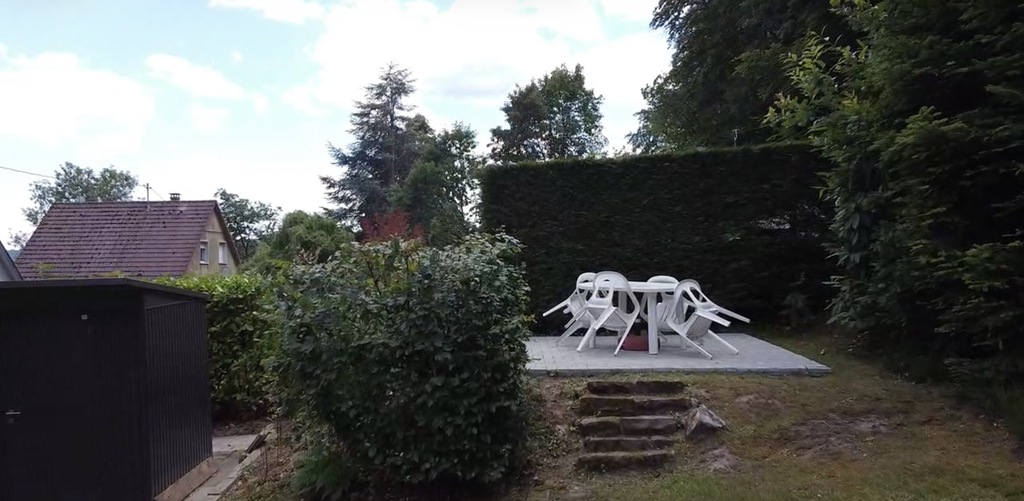 Unser „Naturatum“ hier hat mein Mann immer im Sommer gearbeitet. Von dort aus gibt es einen herrlichen Blick über das Grundstück