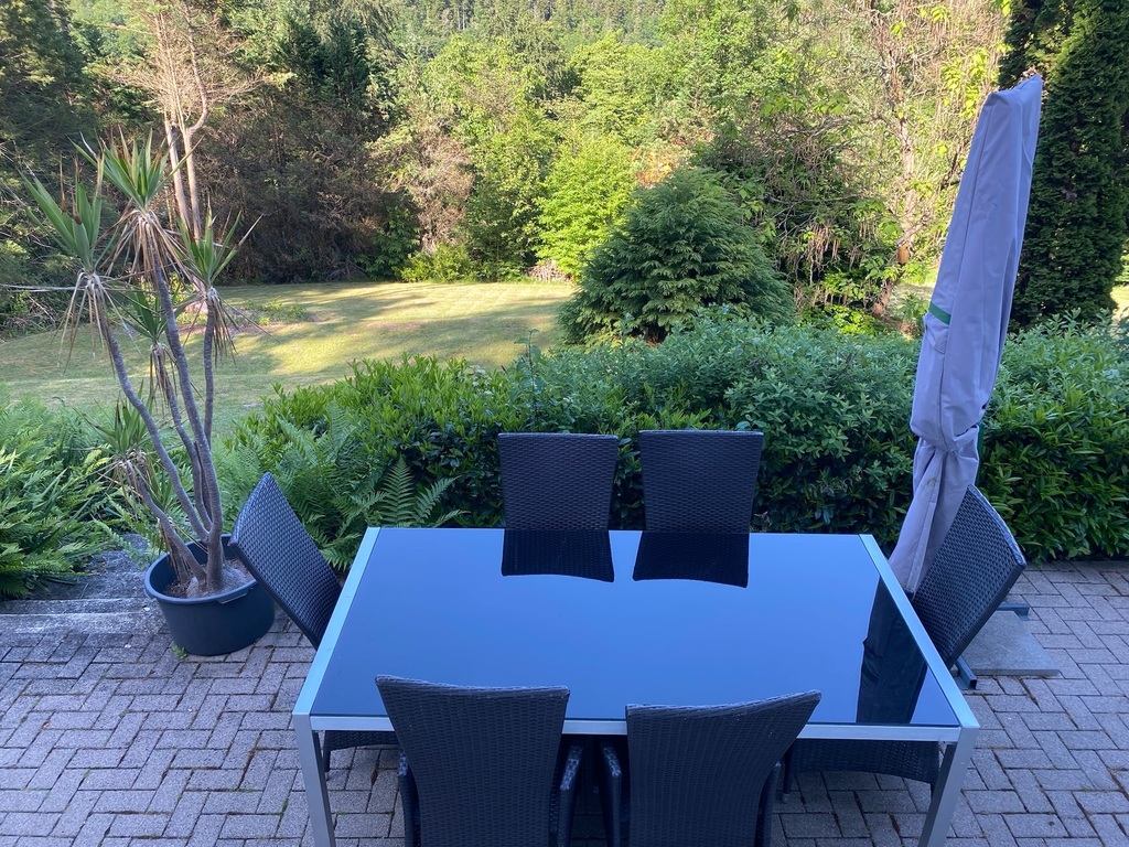 Talterrasse mit viel Morgensonne, nachmittags ein schattiges Plätzchen im Sommer