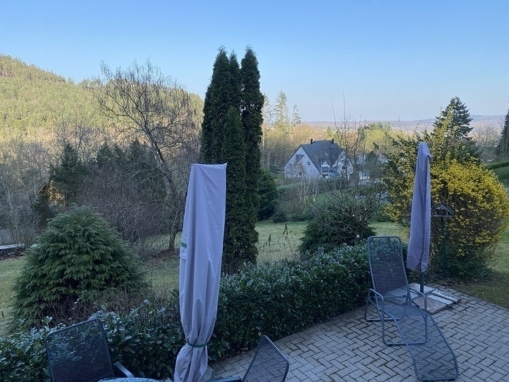 Blick vom Wohnzimmer mit der Frühstücksterrasse