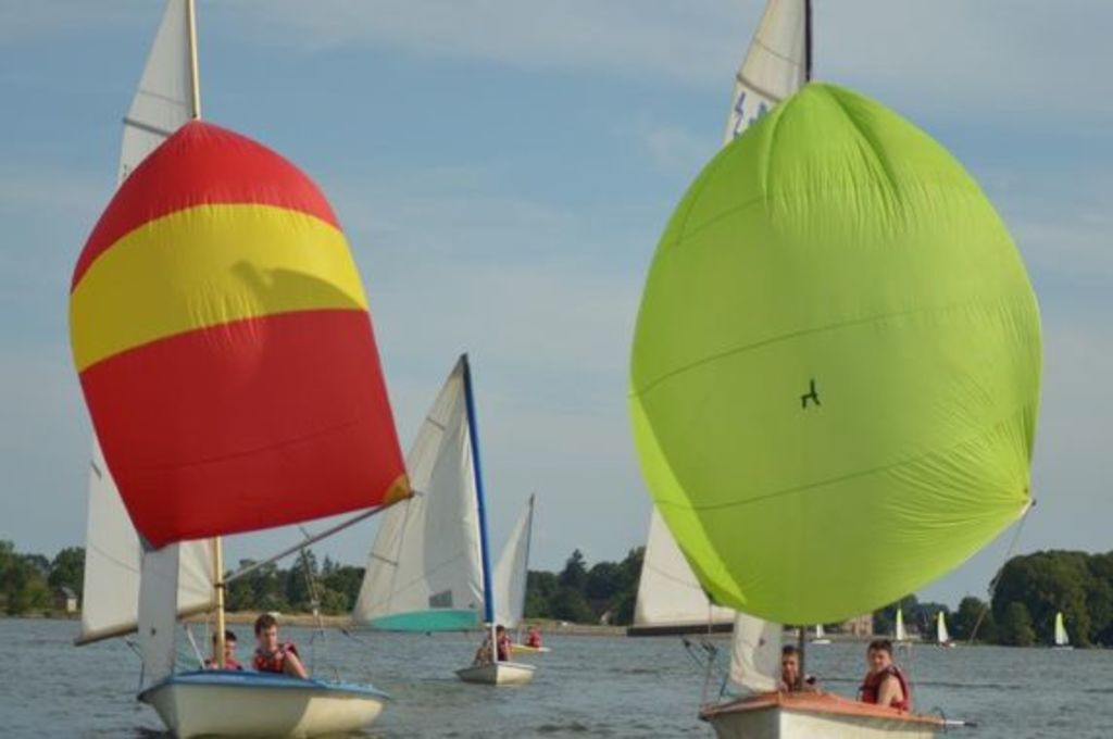 Base nautique de l'étang de Baye à 12 km.