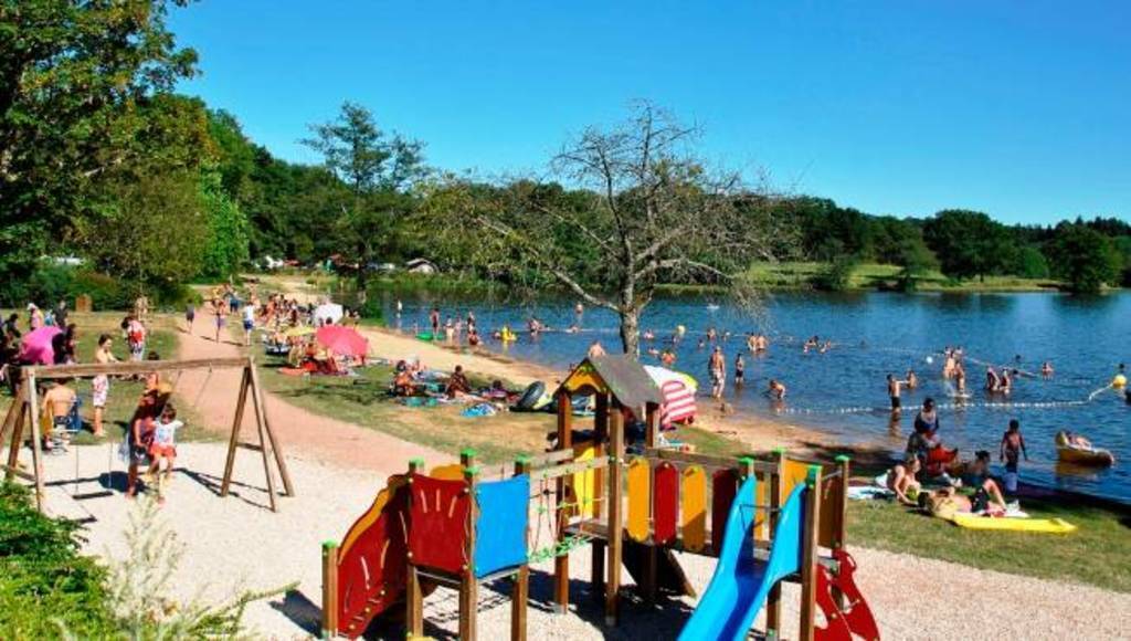 Baignade surveillée à Lormes à 15 km.