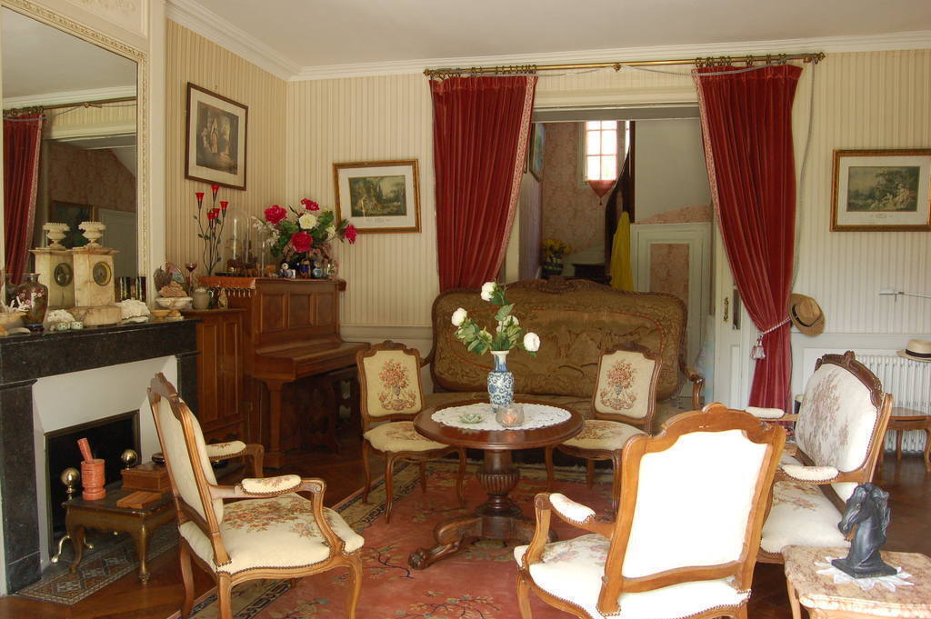  Large living room with park view