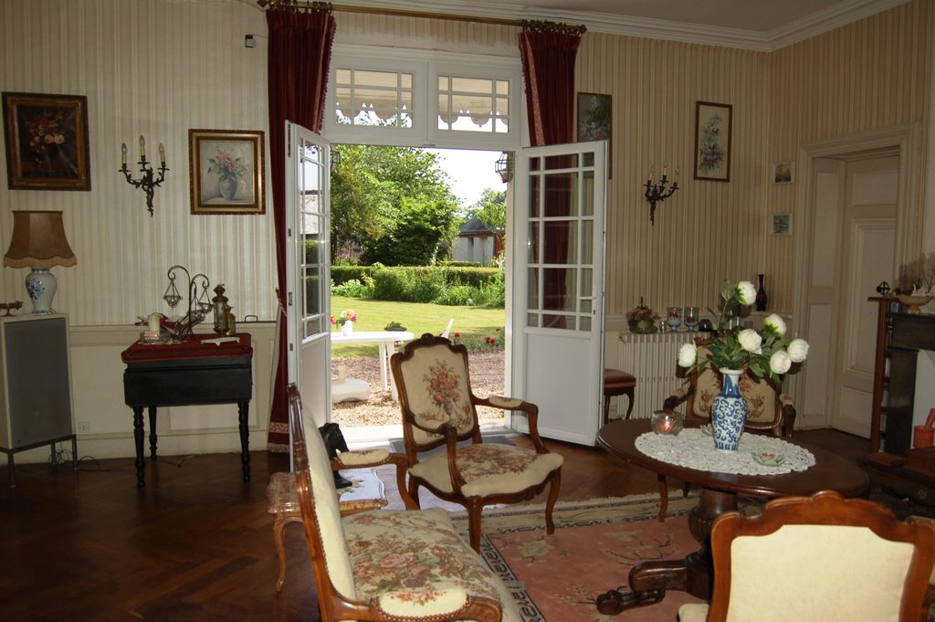  Large living room with park view