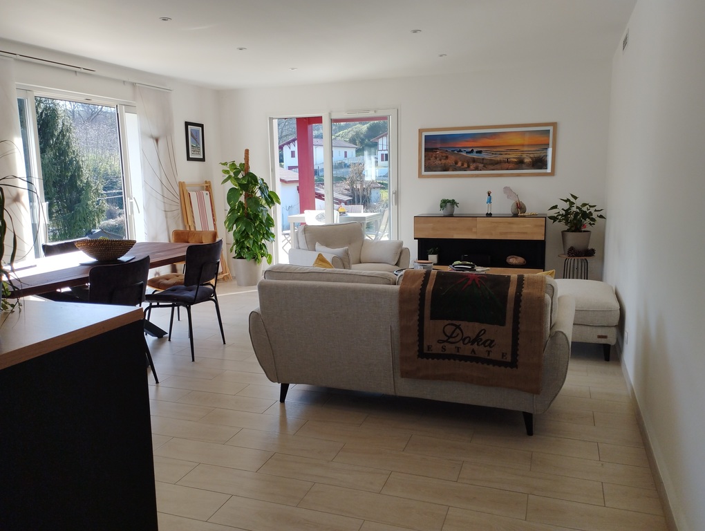 Living room with garden view 