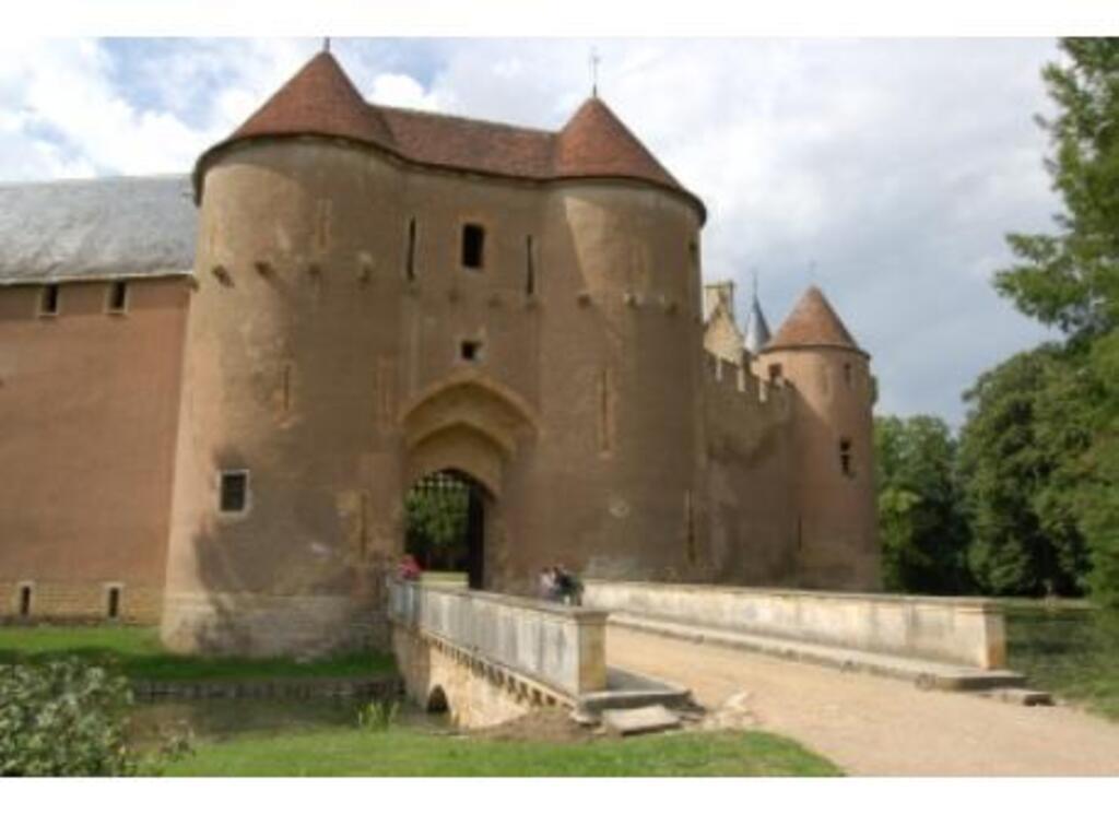 Around the home, many castles like the castle of Ainay le Vieil. 