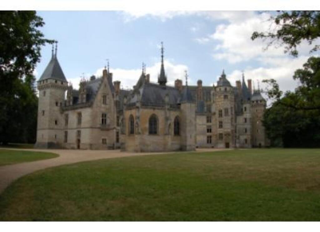 Like the castle of Meillant.This castle represents the culmination of Gothic art.