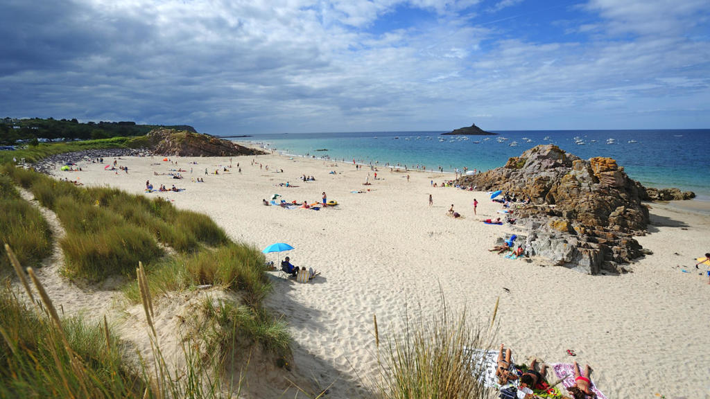 la plage des SABLES D'OR LES PINS pres du CAP FREHEL