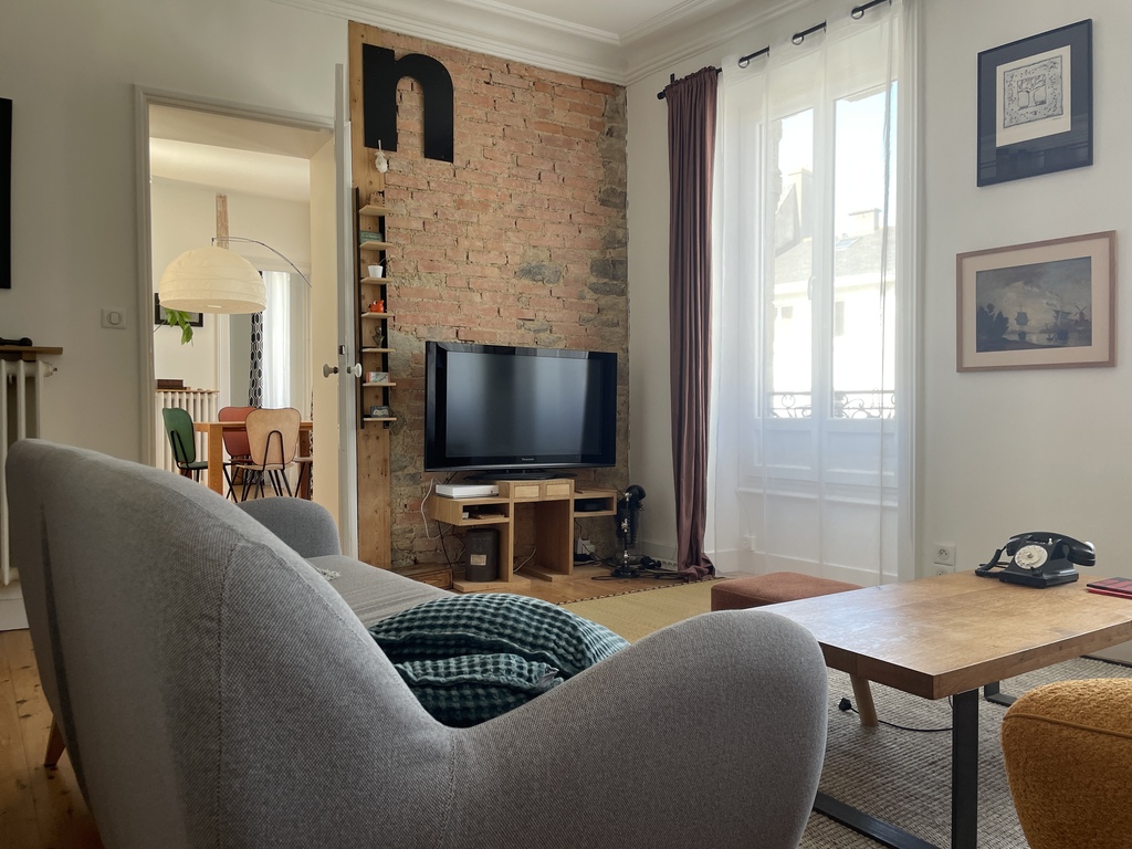 Le salon ouvre sur la cuisine salle à manger. 