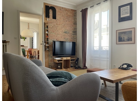 Le salon ouvre sur la cuisine salle à manger. 