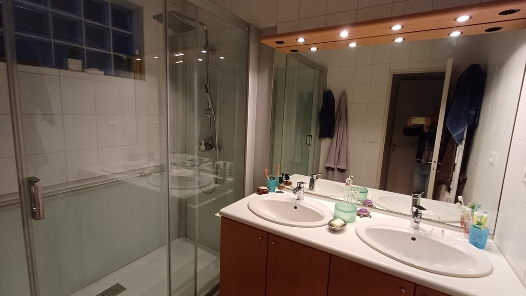 Main bathroom 