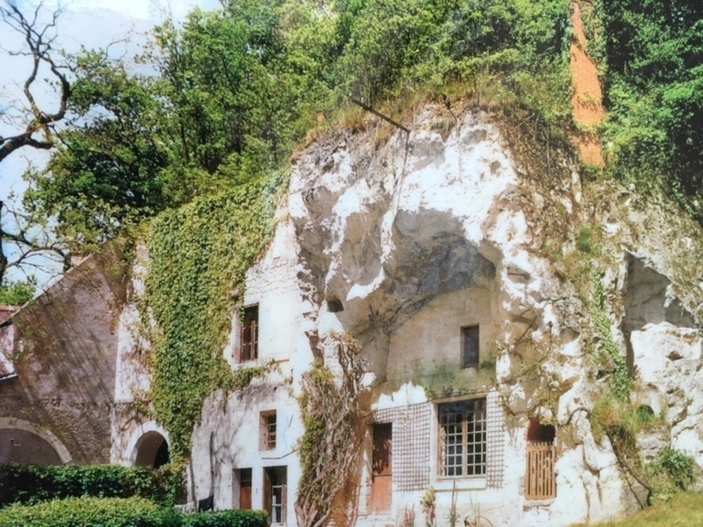 TURQUANT  village typique with housses  troglodytes 