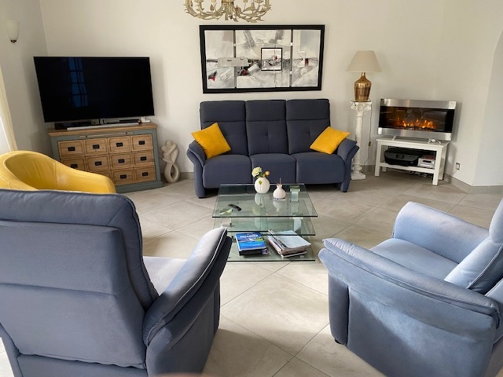 Salon trés ensoleillé avec climatisation réversible .