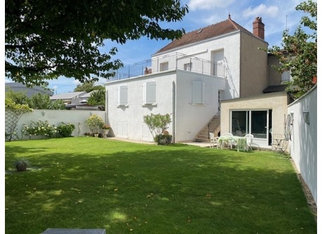 Jardin 250m2 ,très ensoleillé,avec pelouse à l'anglaise,et fleurit,avec arrosage automatique.Un magnifique cerisier pour profiter de l'ombre .