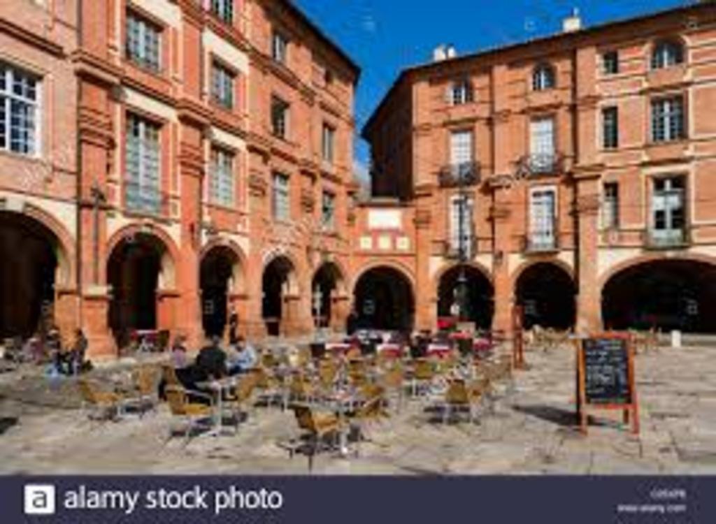 place nationale, in the heart of Montauban