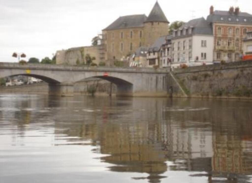The Mayenne river and  the castle ( museum)