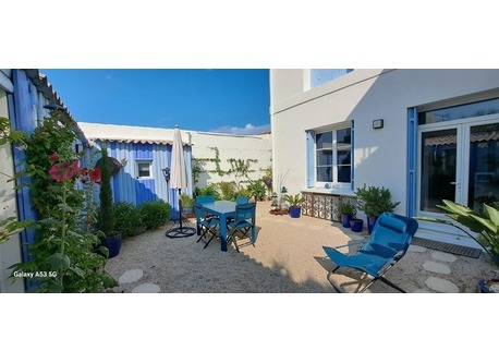 relax in the inner courtyard