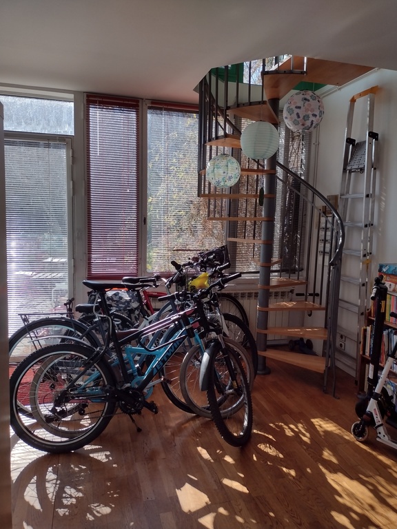 Now that the children have grown up, we have four adult bikes and a child bike (and a velib' rental station next to our house)