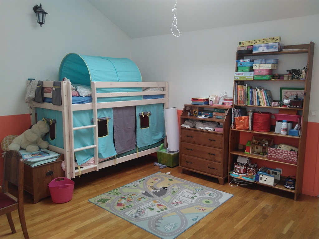 The children orange bedroom on the first floor