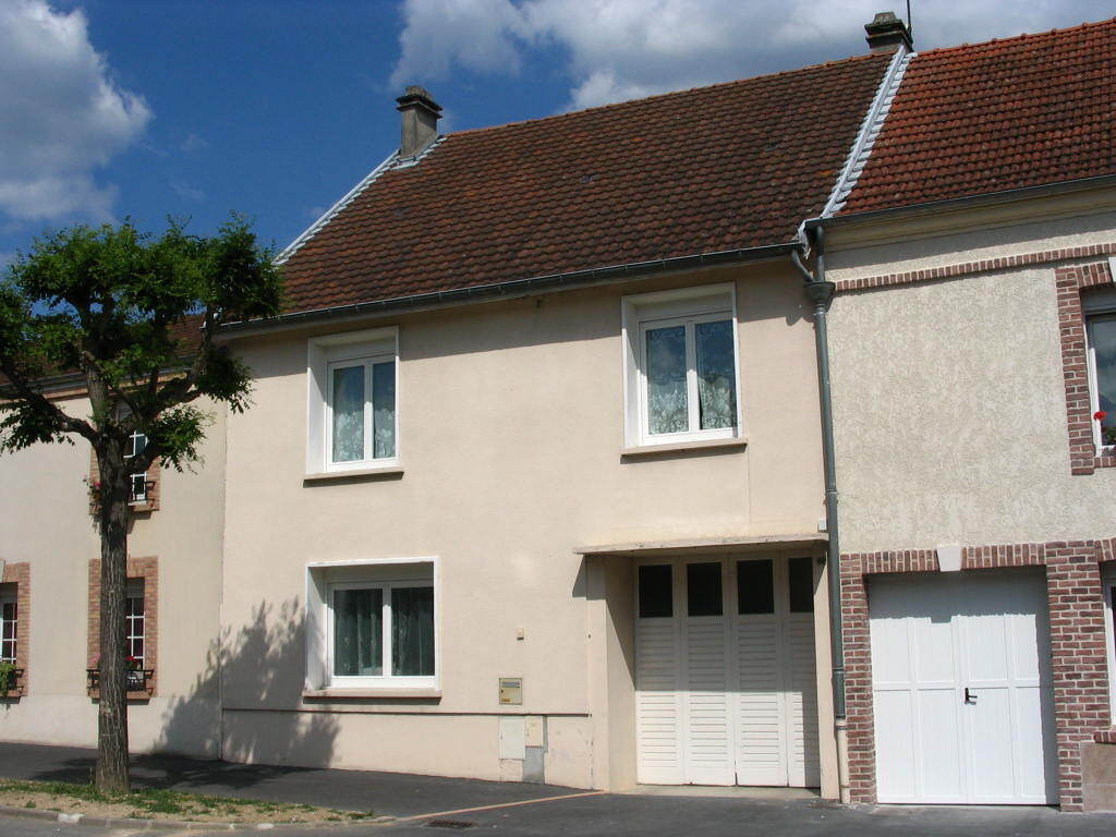 Our house facing the street / Notre maison côté rue