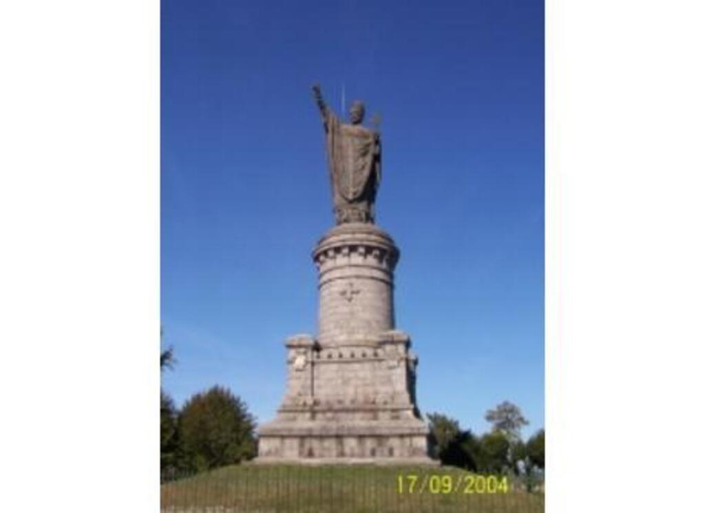 Statue of Pope Urban II / Statue du pape Urbain II