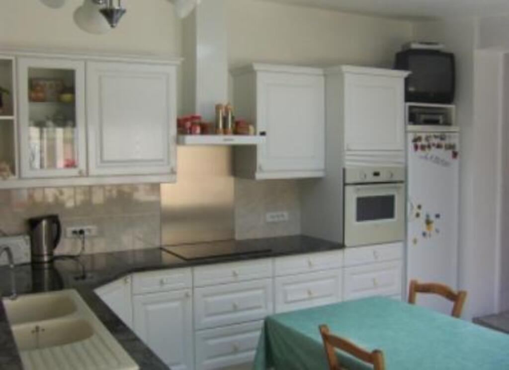 The kitchen / La cuisine