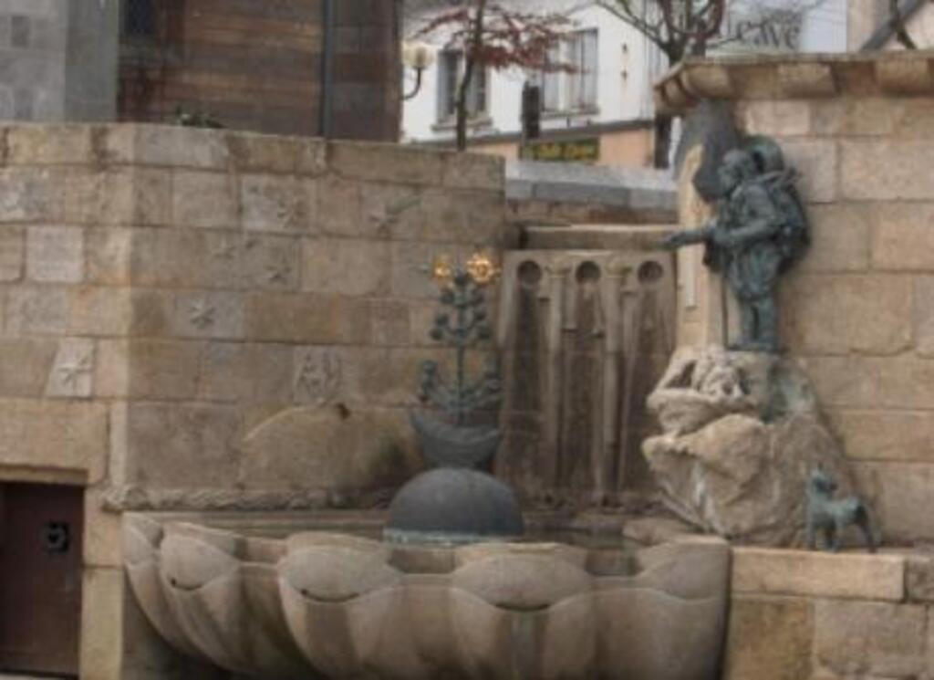 Fontaine sur la place centrale de Plougastel