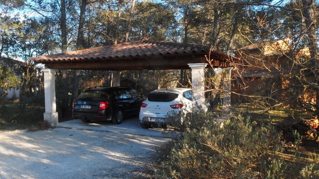 abri voiture à l'entrée du terrain.