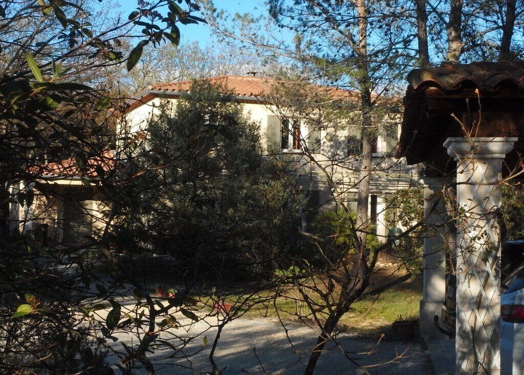 autre vue générale de la maison prise de l'abri voiture.