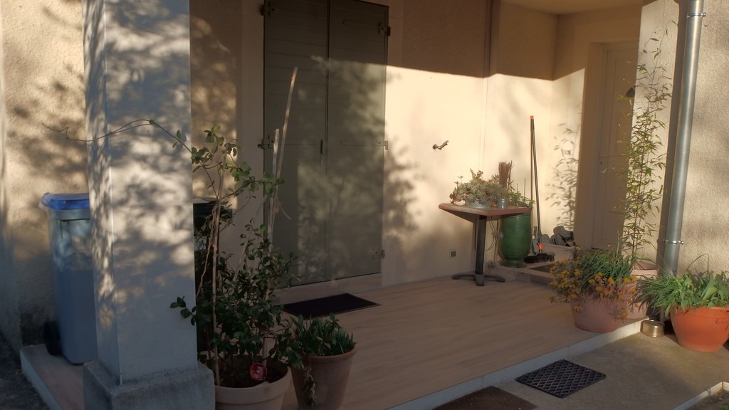 l'entrée de la maison & de la chambre indépendante.