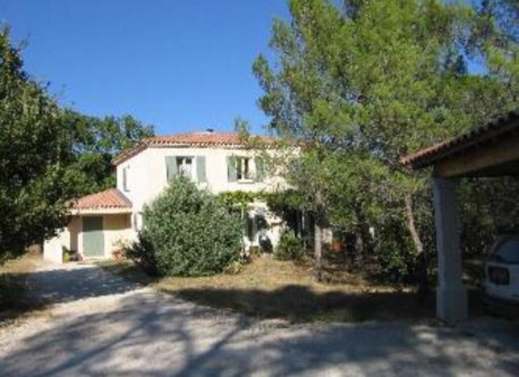 vue générale de la maison prise à l'entrée du terrain