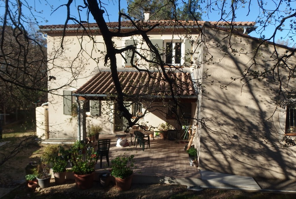 façade nord de la maison, côté petit bois. 