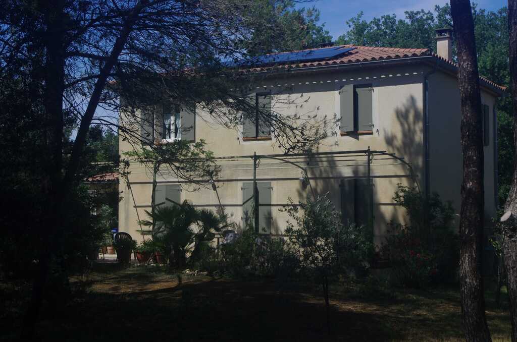 vue générale de la maison prise du bas du terrain