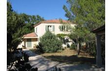 vue générale de la maison prise à l'entrée du terrain