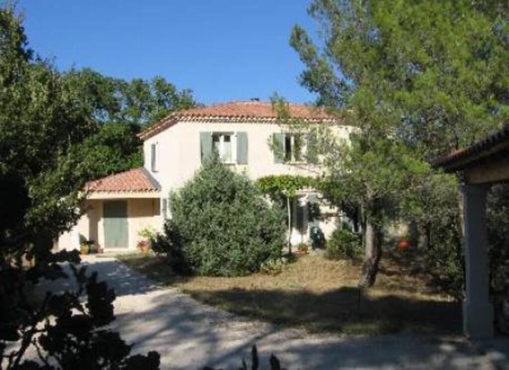 vue générale de la maison prise à l'entrée du terrain