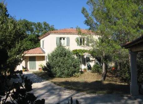 vue générale de la maison prise à l'entrée du terrain