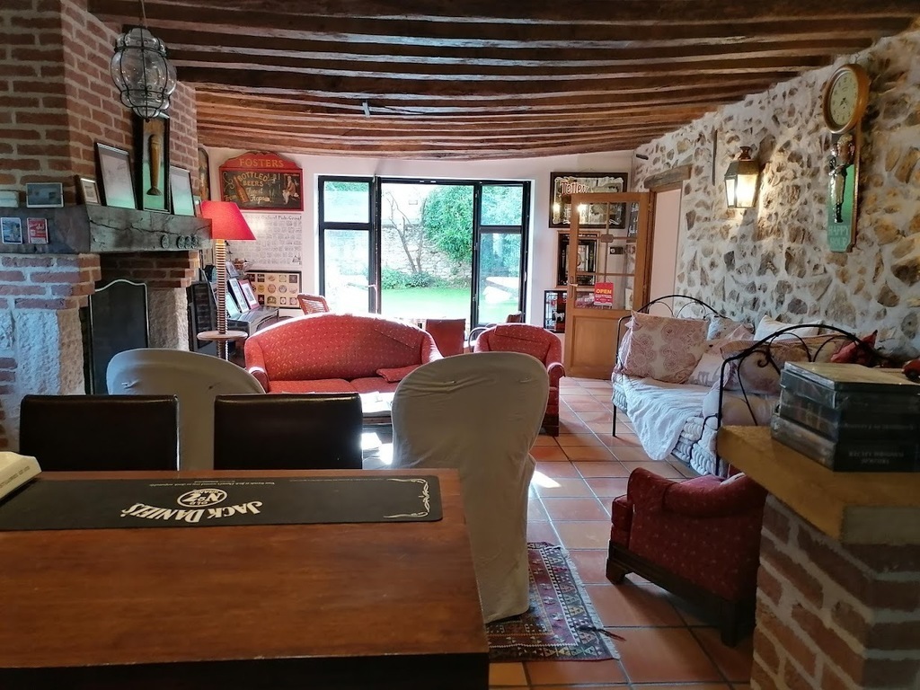 the living room (or "pub" with view on the garden)