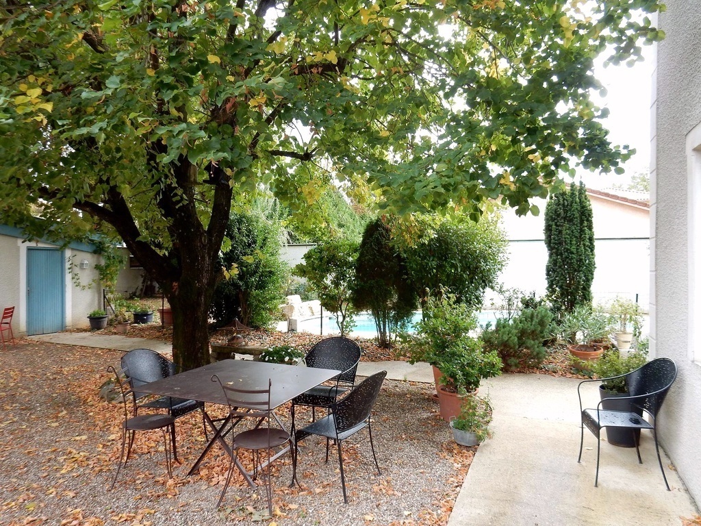 terrasse est sous le tilleul